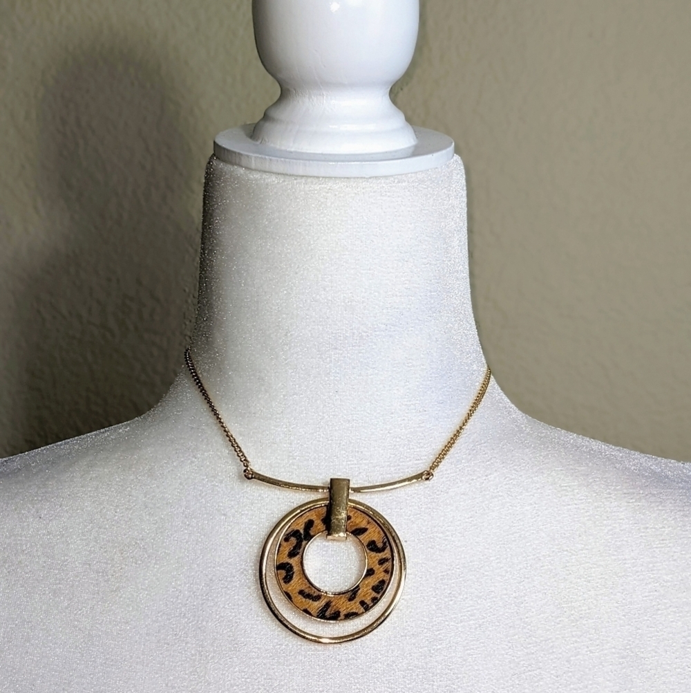 Nine West Gold Tone Leopard Print Double Ring Pendant Statement Necklace - Picture 3 of 3
